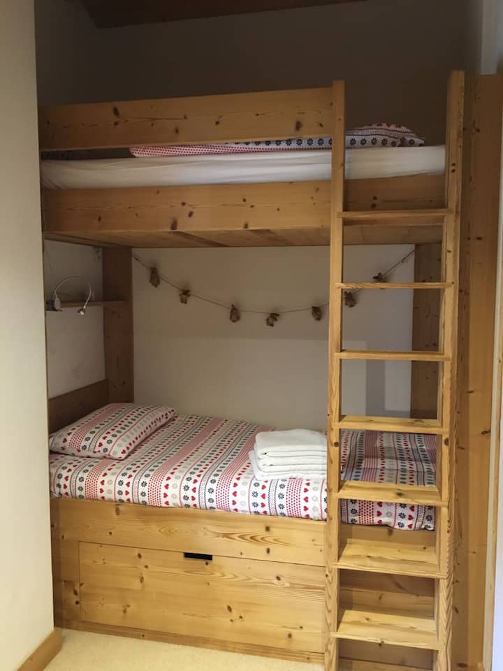 Habitación con 3 literas.