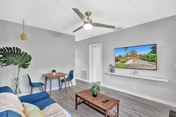 Gorgeous Sunshine Apartment  3 Miles To The Beach - Margate, FL