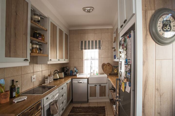 Happy home in Constantia gallery image 4