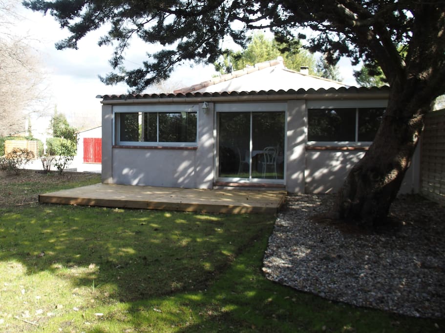 La maison vue du fond du jardin privatif