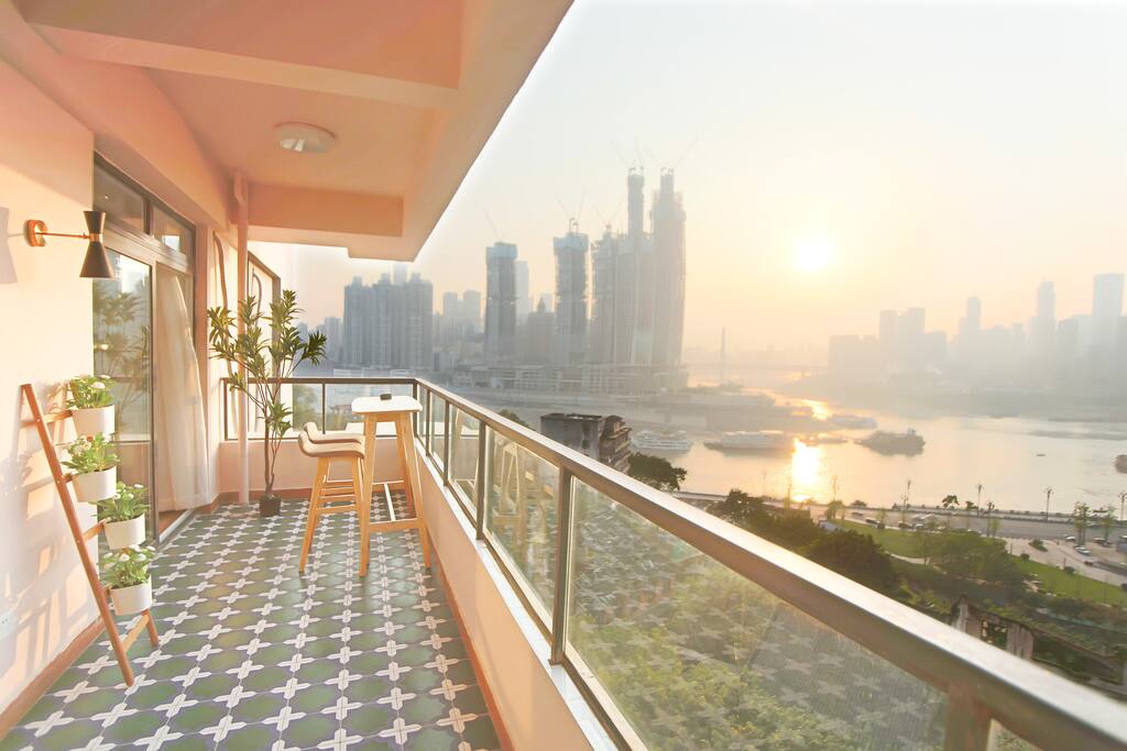 大大的阳台,看夕阳缓缓落下