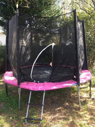 Peaceful Getaway❈ Beach 2.5km ❈ Lush kids backyard gallery image 4