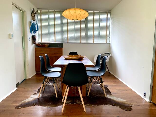 Mid-Century Modern Dream near the Beach gallery image 5