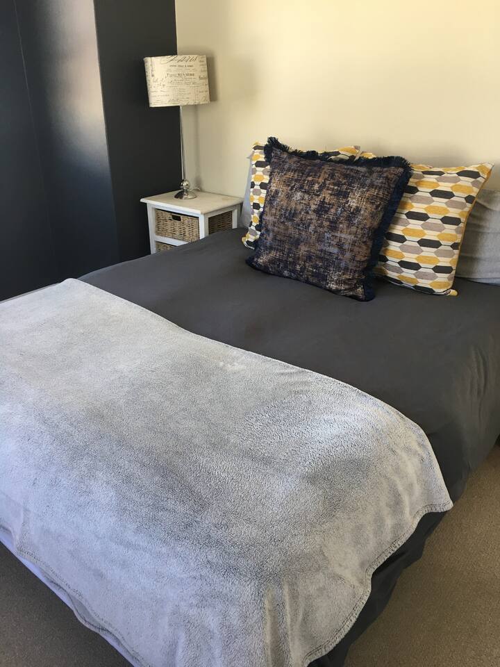 Chumba cha kulala 1 na kitanda cha watu wawili.