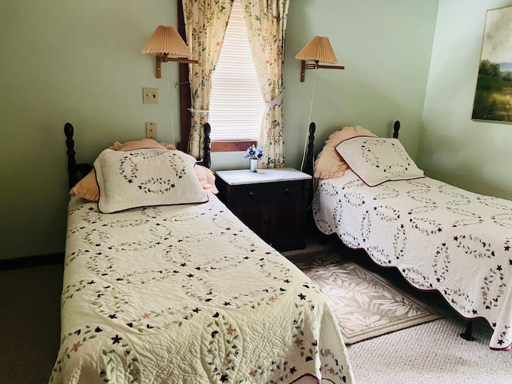 Спална соба со брачен кревет (широк 125 - 149 см) со плакар и фиокар. Врата кон надвор. 