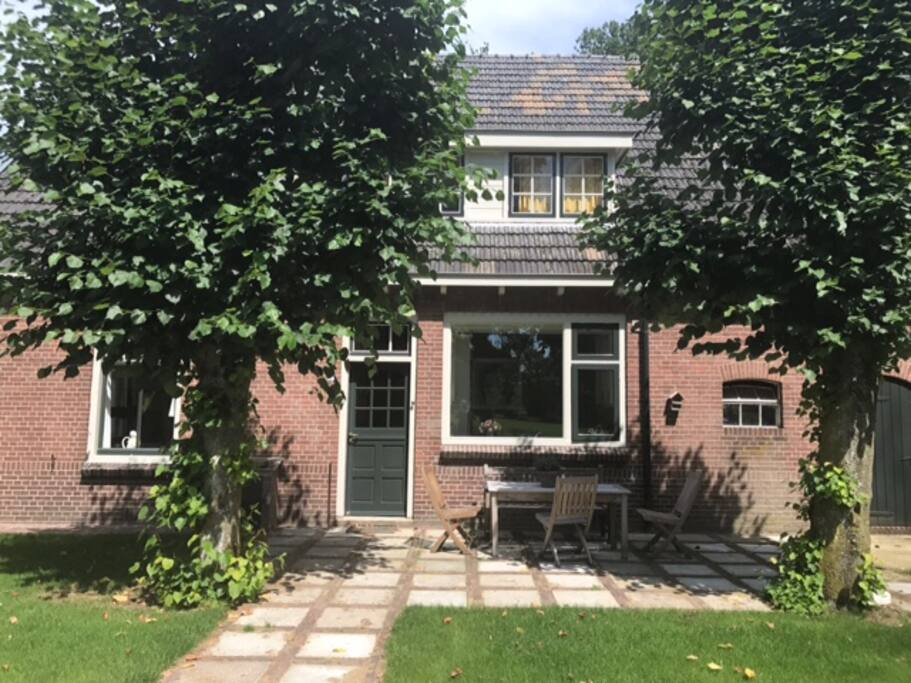 voordeur en terras airbnb