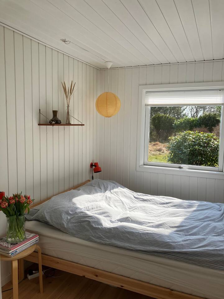 Dhoma # 2 me krevat dopio.
Krevat fëmijësh për fundjavë/krevat fëmijësh për vizitorë të vegjël (0-4 vjeç) është i disponueshëm.