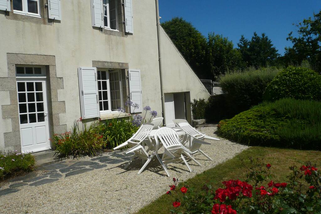 Maison de charme, orientée sud, sur un jardin calme et soigné.