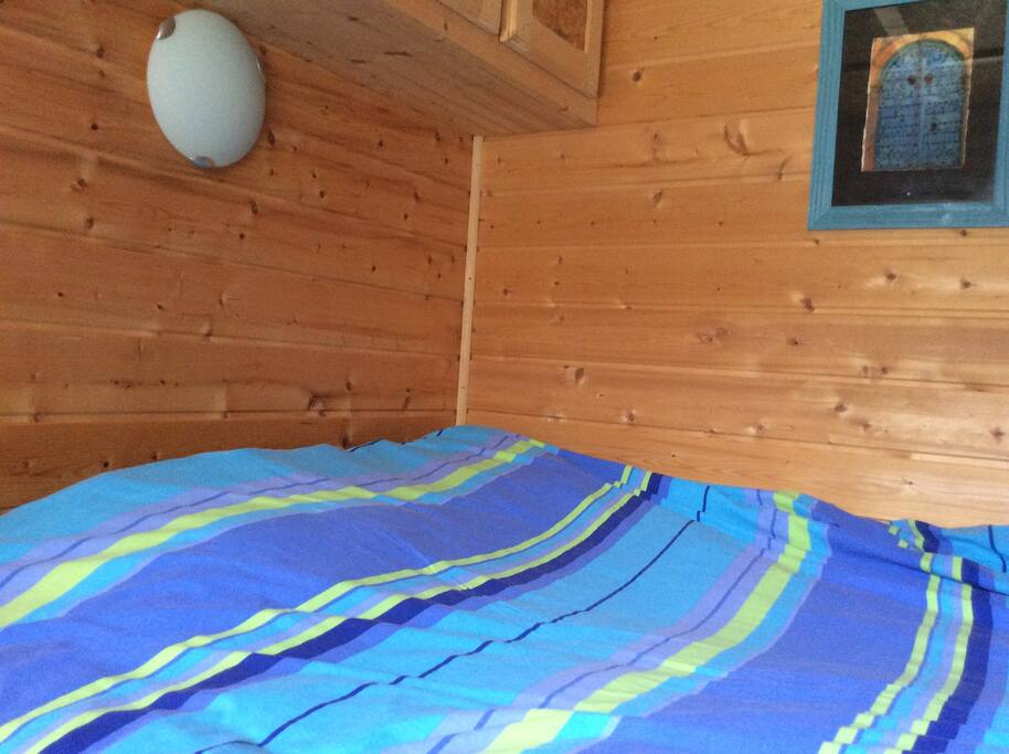 Un vrai lit en 140 dans une chambre avec fenetre