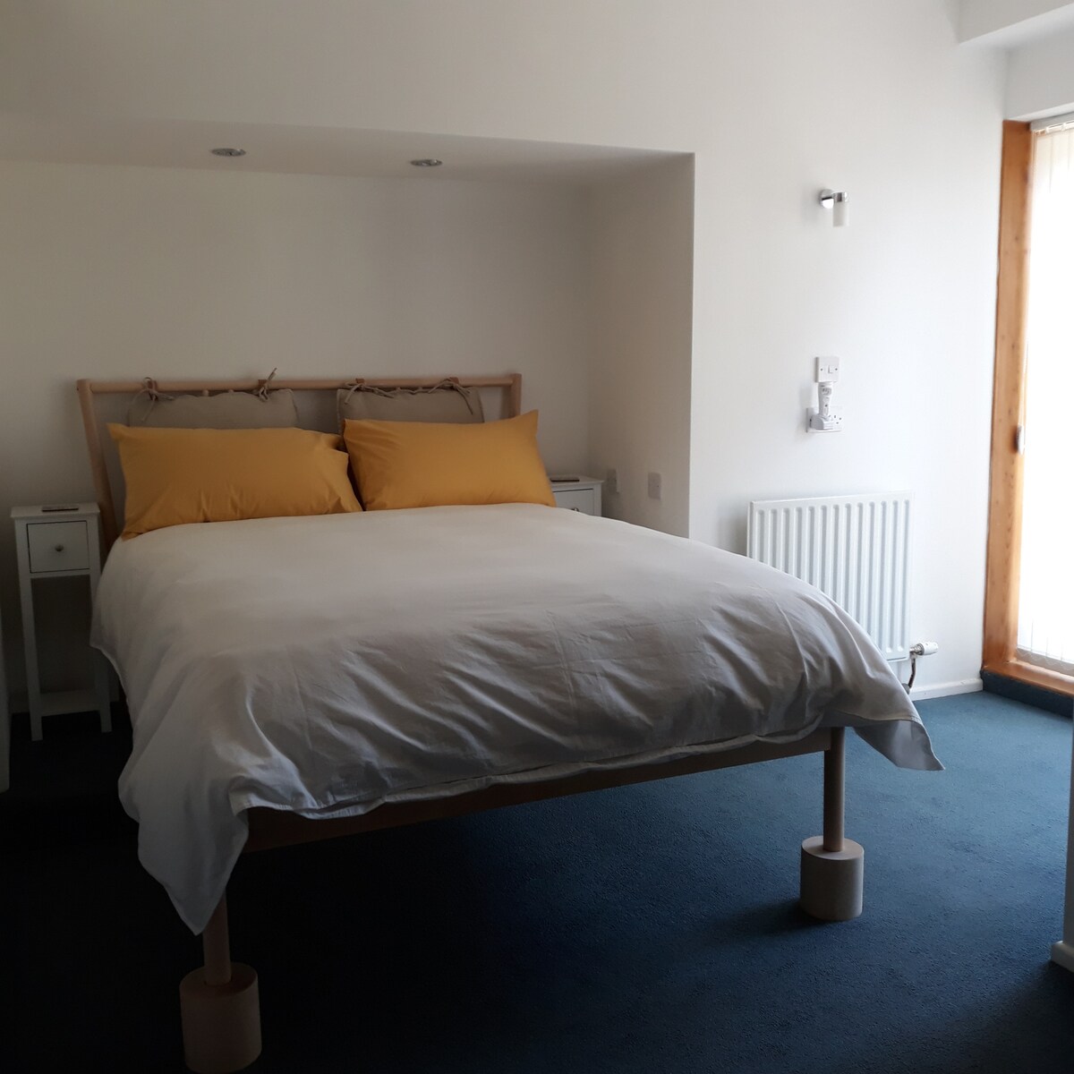 Spavaća soba s bračnim krevetom