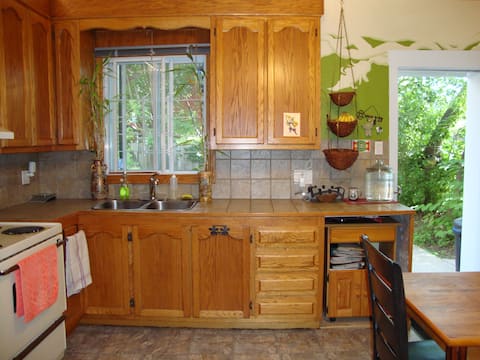 Chambre chaleureuse dans un appartement coloré