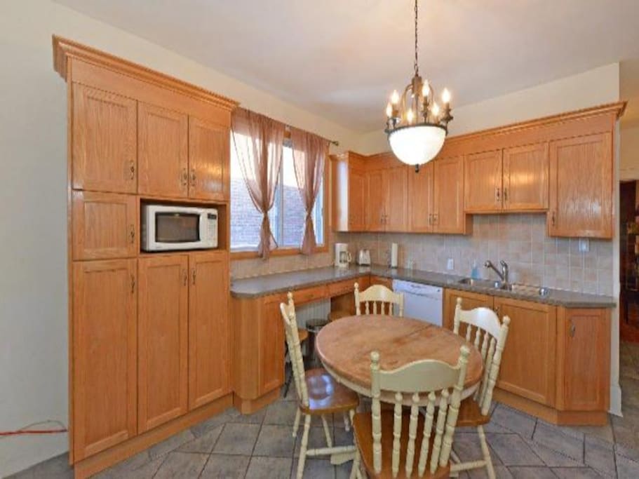 Nice bright kitchen with everything you need!