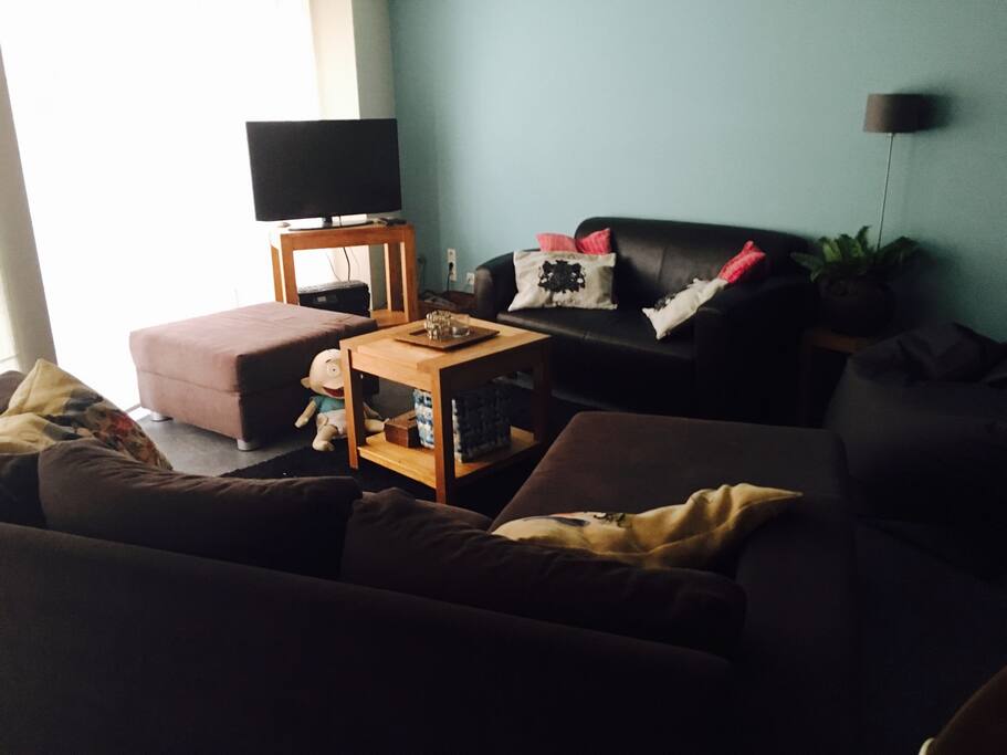 Living met Smart TV, zithoek voor 7 personen.