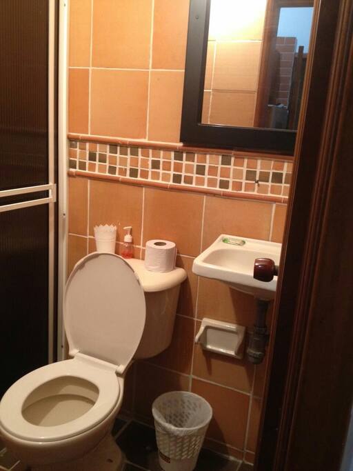 baño con los implementos necesarios de limpieza