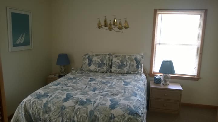 เตียงควีนไซส์ในห้องนอน