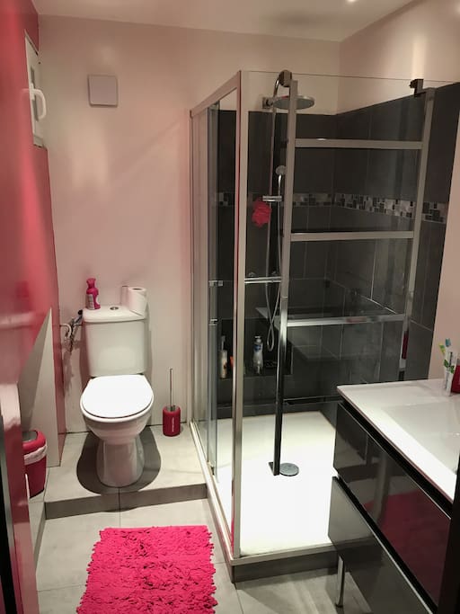 Salle de bain privative avec toilettes.