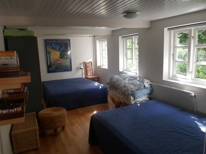 חדר שינה גדול עם 2 מיטות כפולות