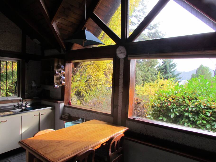 comedor y cocina con vista al lago