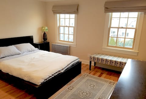 Sunny 2 bdrm W'burg Duplex w/ 3 beds. 5* superhost