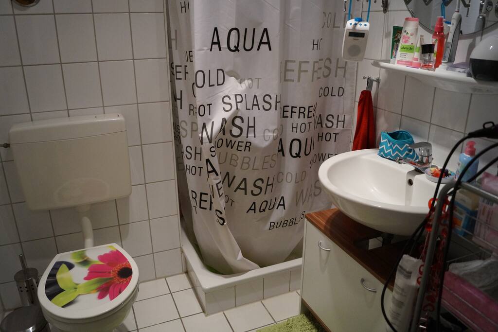 Badezimmer mit Dusche