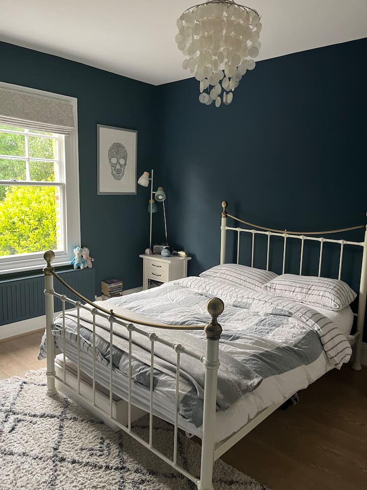 Chumba cha 3 cha kulala: Chumba kikubwa cha kulala cha watu wawili kilicho na Kitanda cha watu wawili na kitanda cha ziada cha kiti kimoja. 