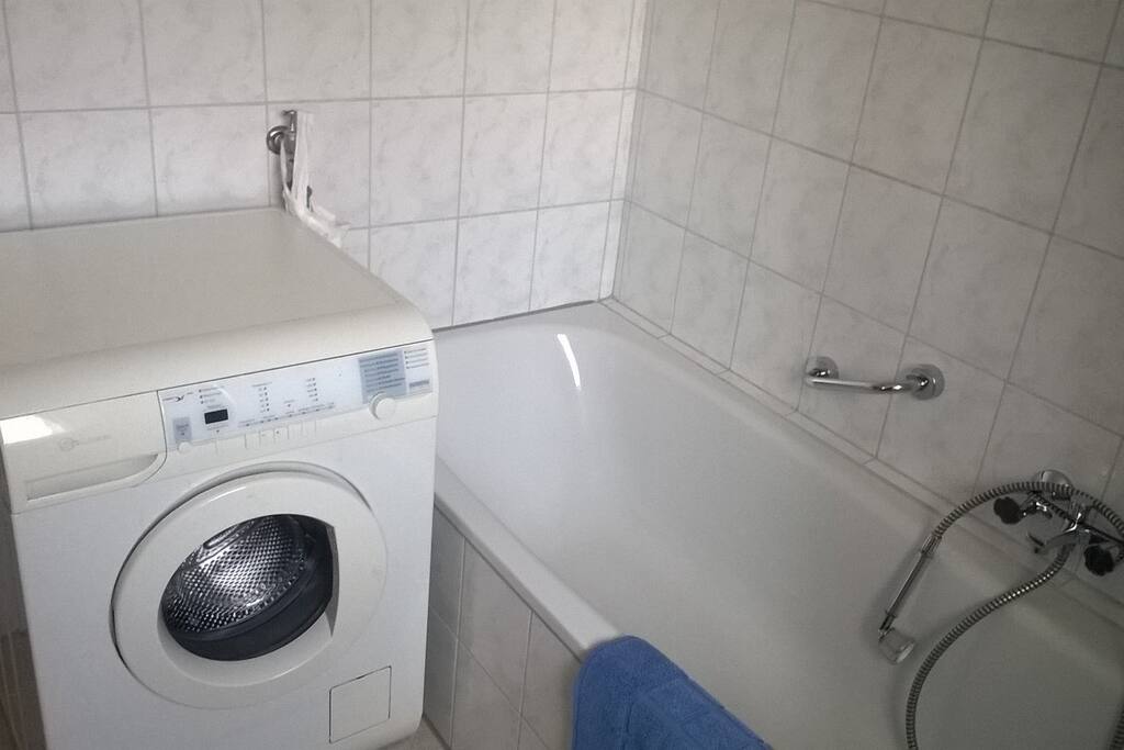 Badezimmer mit Bad und Dusche und Toilette im Erdgeschoss