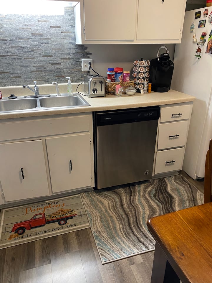 Julie’s Buckeye Cozy Condo W/ Hot Tub! - Columbus, OH