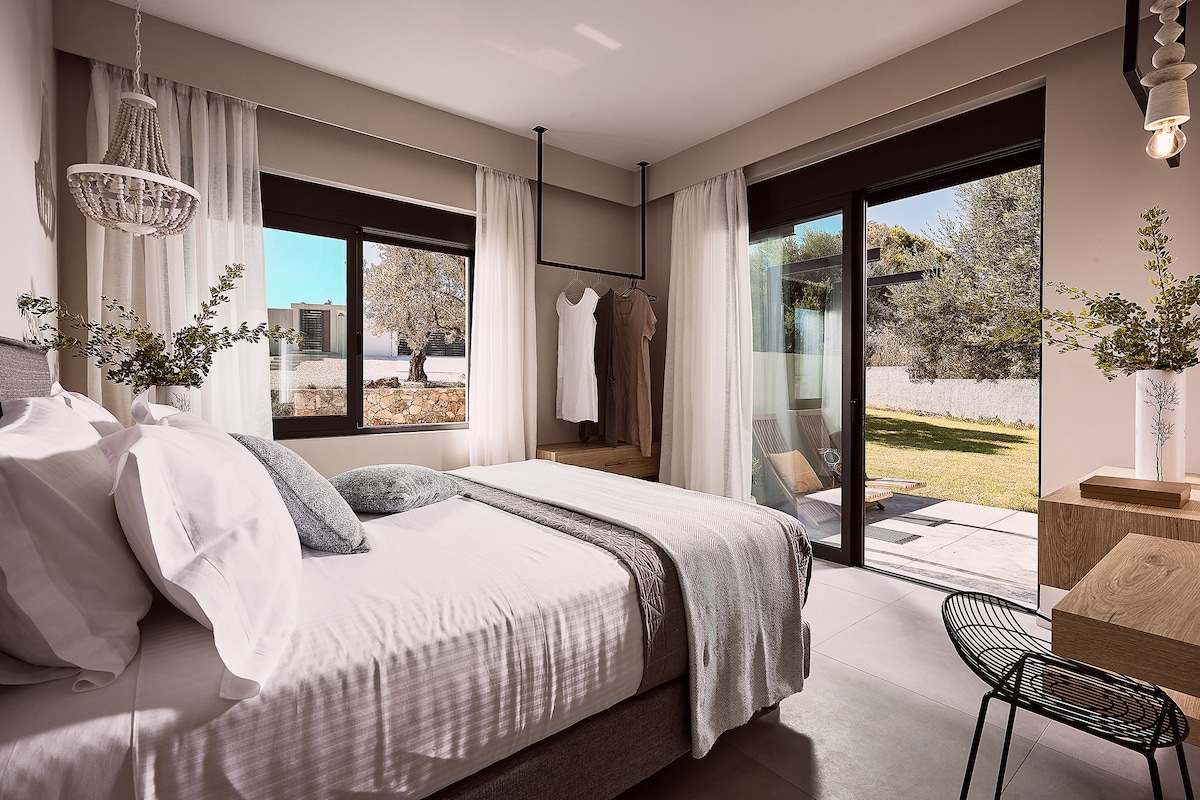 Ground floor bedroom with en-suite bathroom with shower 