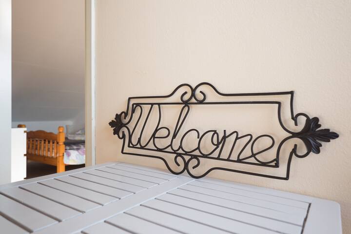 Large cosy private & quiet room in a family home