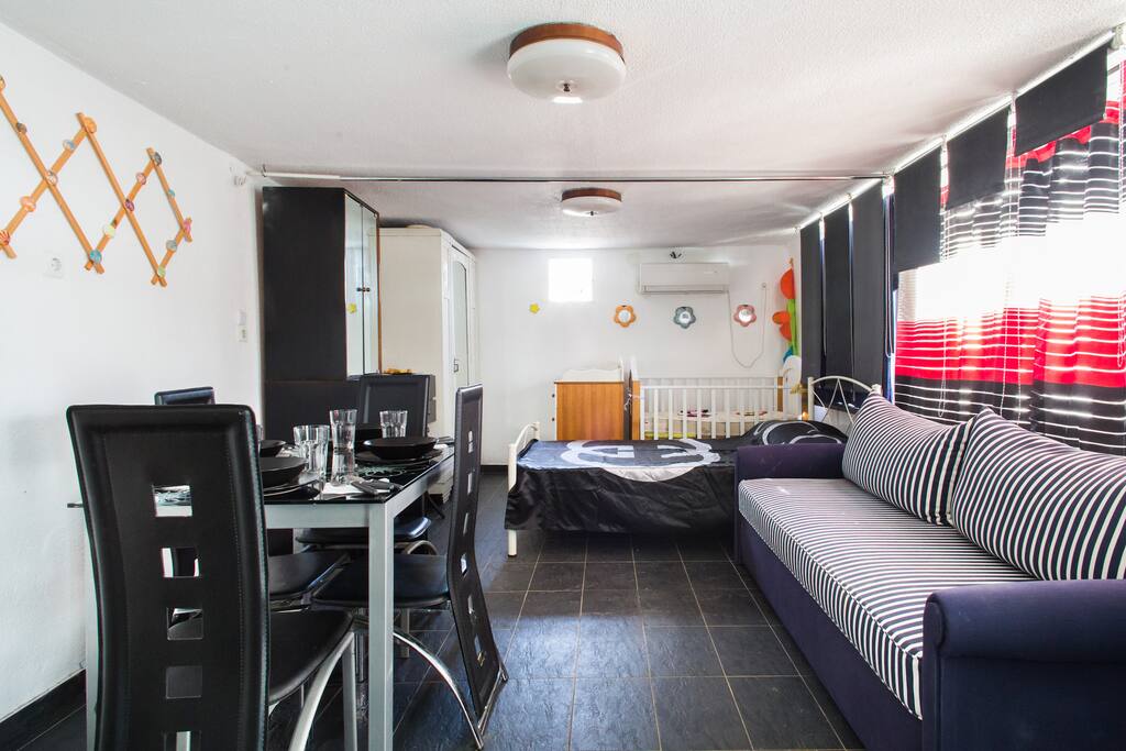 Τραπεζαρία 4 ατόμων στο κατάλυμα Άρης.
Four people dining table in the apartment Aris.
Обеденный стол на четырех человек в квартире Арис.