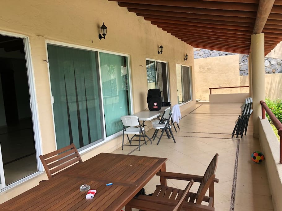 Gran terraza que da a la alberca.