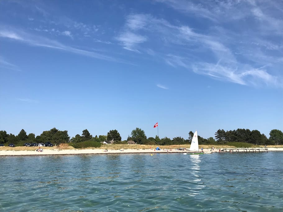 Der Hausstrand - Im Hintergrund siehst du das Dach des Hauses
