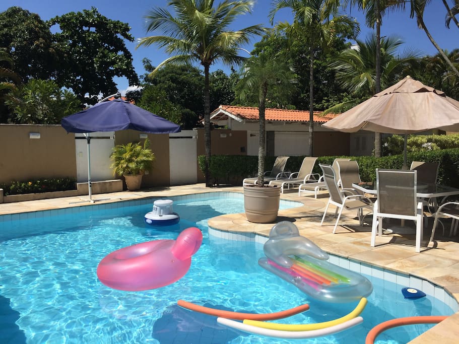 Vista frontal da piscina