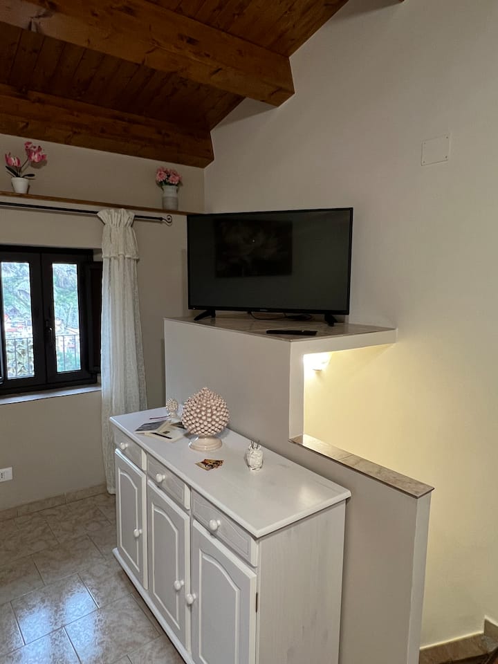 Нашиот телевизор во кујната во дневната соба 