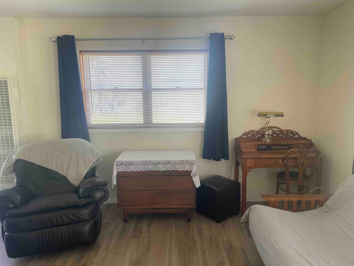 Bureau avec lumière. WI-FI haut débit.