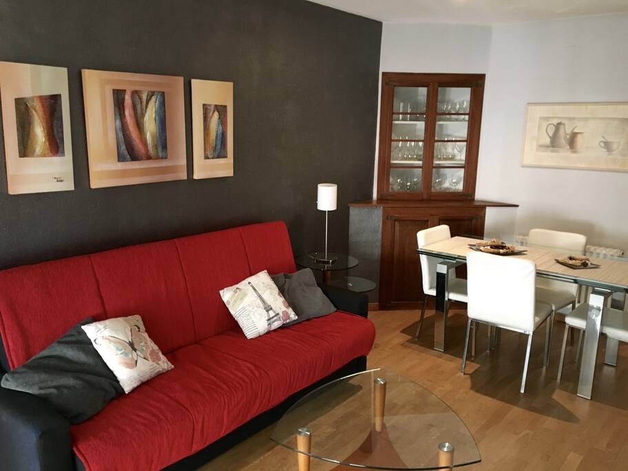 Mesa de cristal y sillas de piel