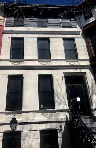 3 Bedroom 2.5 bath 3 floor Hosted Apartment gallery image 2