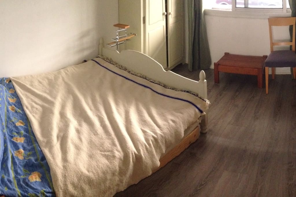 Room with big size bed