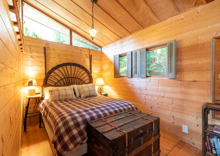 U spavaćoj sobi nalazi se udoban bračni krevet.  Mješavina jastuka koji vam odgovara.  Dodatne deke u prtljažniku na paru.