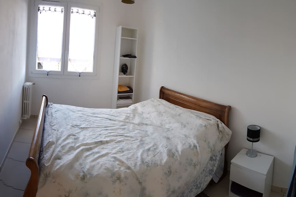 un lit double avec sommier relaxation(séparé)