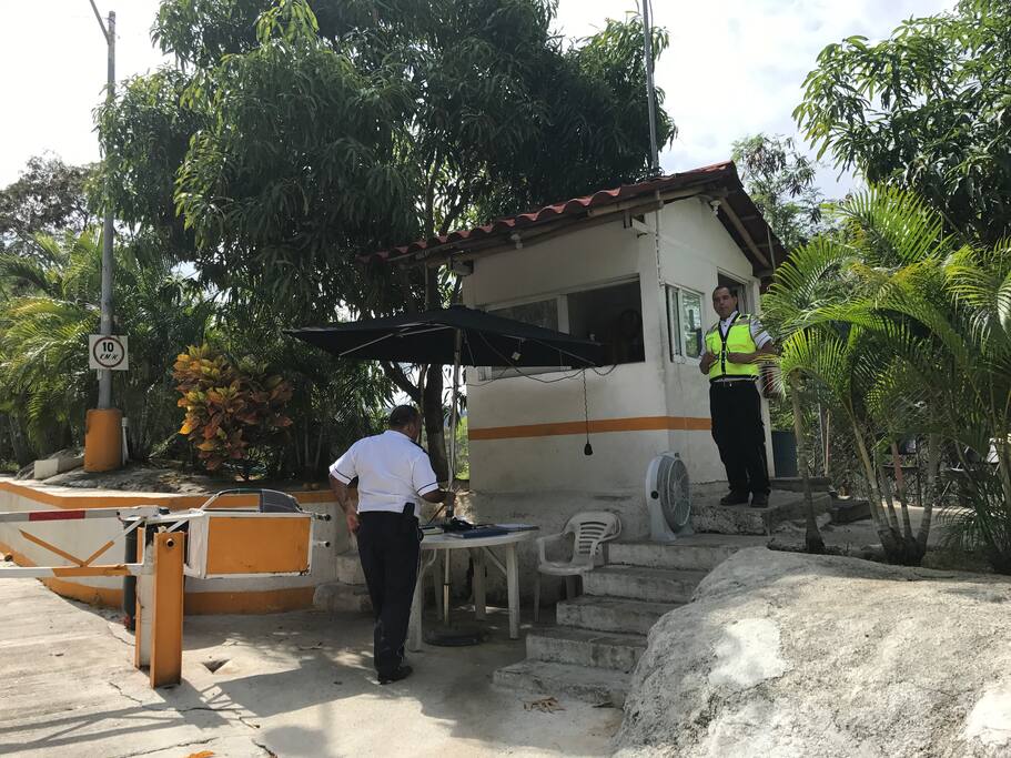 Vigilancia de entrada al condominio