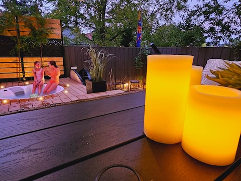 Hot Tub & Game Room - Cobourg Beach Area