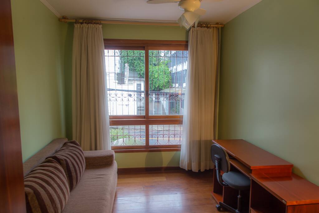quarto com sofá cama, escrivaninha e guarda-roupas / bedroom with office desk, sofa bed and wardrobe