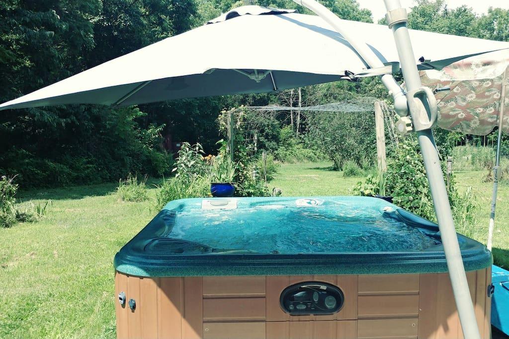 Under the stars and morning coffee, 4 person Jacuzzi! Shared by other guests.