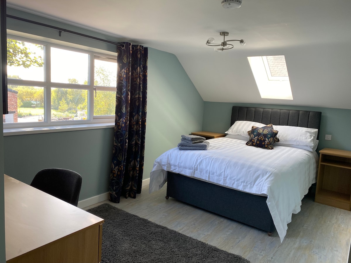 ห้องนอน 2 นอนได้ผู้ใหญ่ 2 คนพร้อมห้องน้ำในตัว 