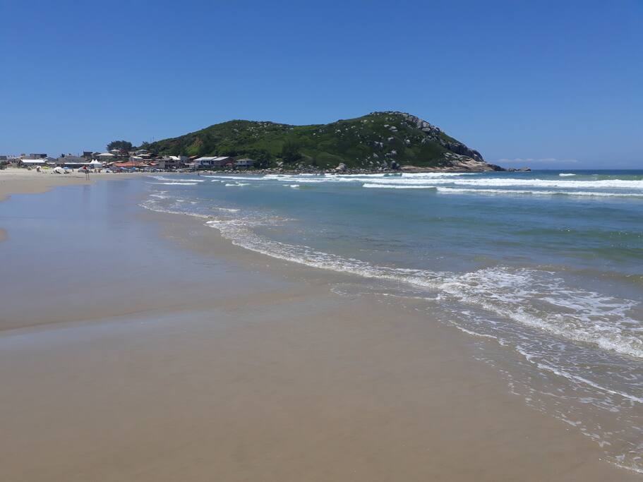 Dar caminhadas nesta praia maravilhosa onde a natureza é deslumbrante é inesquecível.