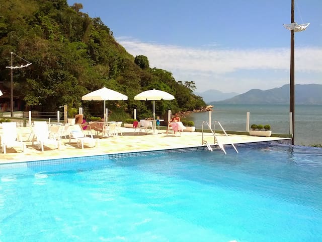 Caraguá - Apto pé na areia com piscina aquecida.