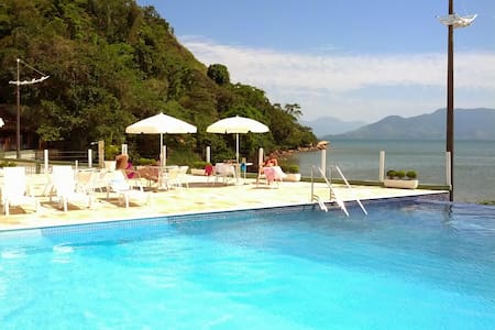 Caraguá - Apto pé na areia com piscina aquecida.