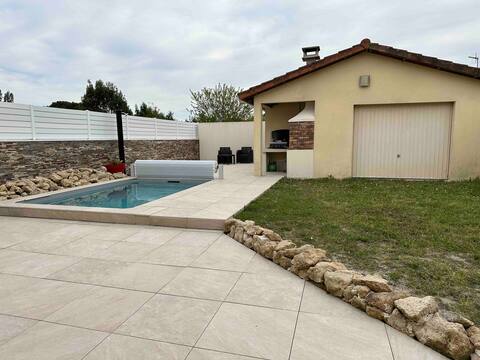 House with pool between land and sea Canéjan