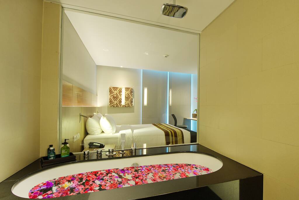 bathtub di lengkali dengan amenities